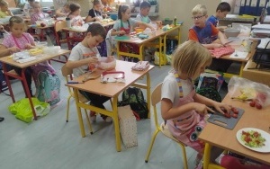 Klasa 2 A robi sałatki (4)