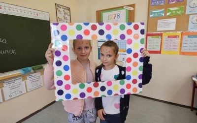 Uczniowie podczas obchodów Dnia Kropki (6)