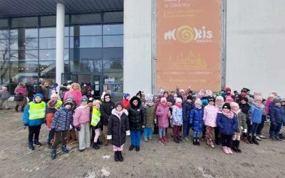 Uczniowie podczas oglądania spektaklu malowanego piaskiem (12)