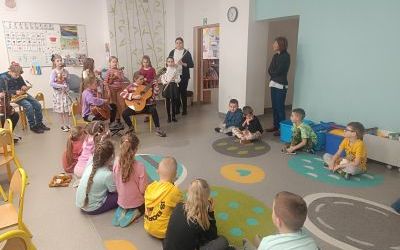 Wizyta uczniów szkoły muzycznej – mini koncert pełen talentu! (8)