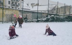 Zima rozpieszcza dzieci z kl. II B (2)