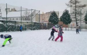 Zima rozpieszcza dzieci z kl. II B (5)