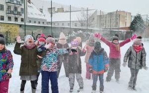 Zima rozpieszcza dzieci z kl. II B (12)