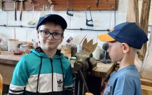Klasy II z wizytą w pracowni stolarskiej  (7)