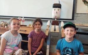 Klasy II z wizytą w pracowni stolarskiej  (6)