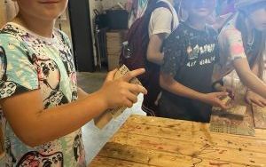 Klasy II z wizytą w pracowni stolarskiej  (1)