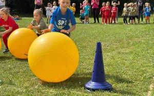 dzieci uczestniczące w Sportowej Olimpiadzie Przedszkolaków (9)