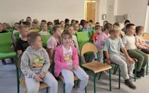 „Poczytaj mi, babciu, poczytaj mi, dziadku” – spotkanie uczniów klas pierwszych z seniorami (3)