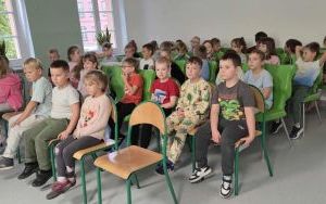 „Poczytaj mi, babciu, poczytaj mi, dziadku” – spotkanie uczniów klas pierwszych z seniorami (2)