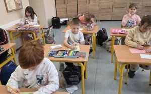 Spotkanie uczniów klasy 1b i 2b z Elfem i Mikołajem (13)