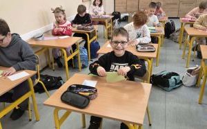 Spotkanie uczniów klasy 1b i 2b z Elfem i Mikołajem (14)