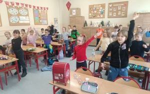 Spotkanie uczniów klasy 1b i 2b z Elfem i Mikołajem (5)