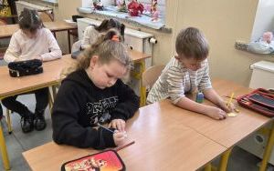 Spotkanie uczniów klasy 1b i 2b z Elfem i Mikołajem (8)