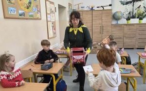 Spotkanie uczniów klasy 1b i 2b z Elfem i Mikołajem (10)