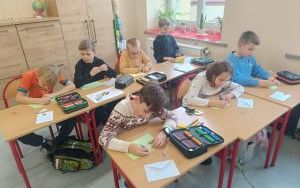 Spotkanie uczniów klasy 1b i 2b z Elfem i Mikołajem (7)