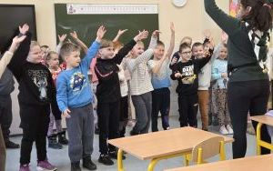 Spotkanie uczniów klasy 1b i 2b z Elfem i Mikołajem (17)