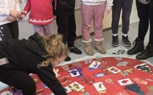 Spotkanie uczniów klasy 1b i 2b z Elfem i Mikołajem (5)
