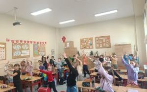 Spotkanie uczniów klasy 1b i 2b z Elfem i Mikołajem (4)