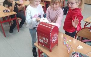 Spotkanie uczniów klasy 1b i 2b z Elfem i Mikołajem (6)