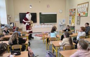 Spotkanie uczniów klasy 1b i 2b z Elfem i Mikołajem (4)