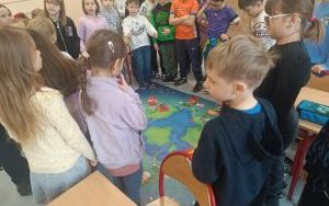 Spotkanie uczniów klasy 1b i 2b z Elfem i Mikołajem (9)