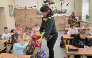 Spotkanie uczniów klasy 1b i 2b z Elfem i Mikołajem (11)