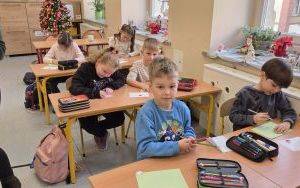Spotkanie uczniów klasy 1b i 2b z Elfem i Mikołajem (12)