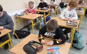 Spotkanie uczniów klasy 1b i 2b z Elfem i Mikołajem (9)