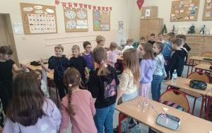 Spotkanie uczniów klasy 1b i 2b z Elfem i Mikołajem (8)