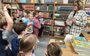 Wizyta pierwszaków w bibliotece szkolnej (2)