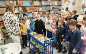 Wizyta pierwszaków w bibliotece szkolnej (5)