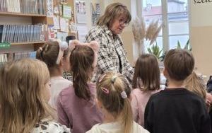 Wizyta pierwszaków w bibliotece szkolnej (2)