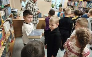 Wizyta pierwszaków w bibliotece szkolnej (4)