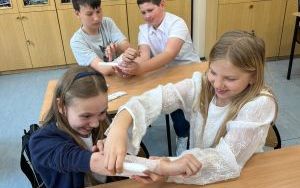 Zajęcia z edukacji zdrowotnej – pierwsza pomoc w klasach 4 (7)
