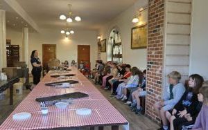 Wycieczka pierwszaków do Chlebowej Chaty (3)