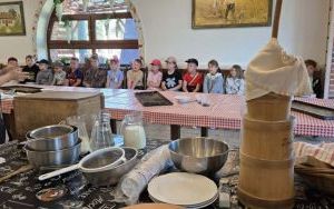Wycieczka pierwszaków do Chlebowej Chaty (1)