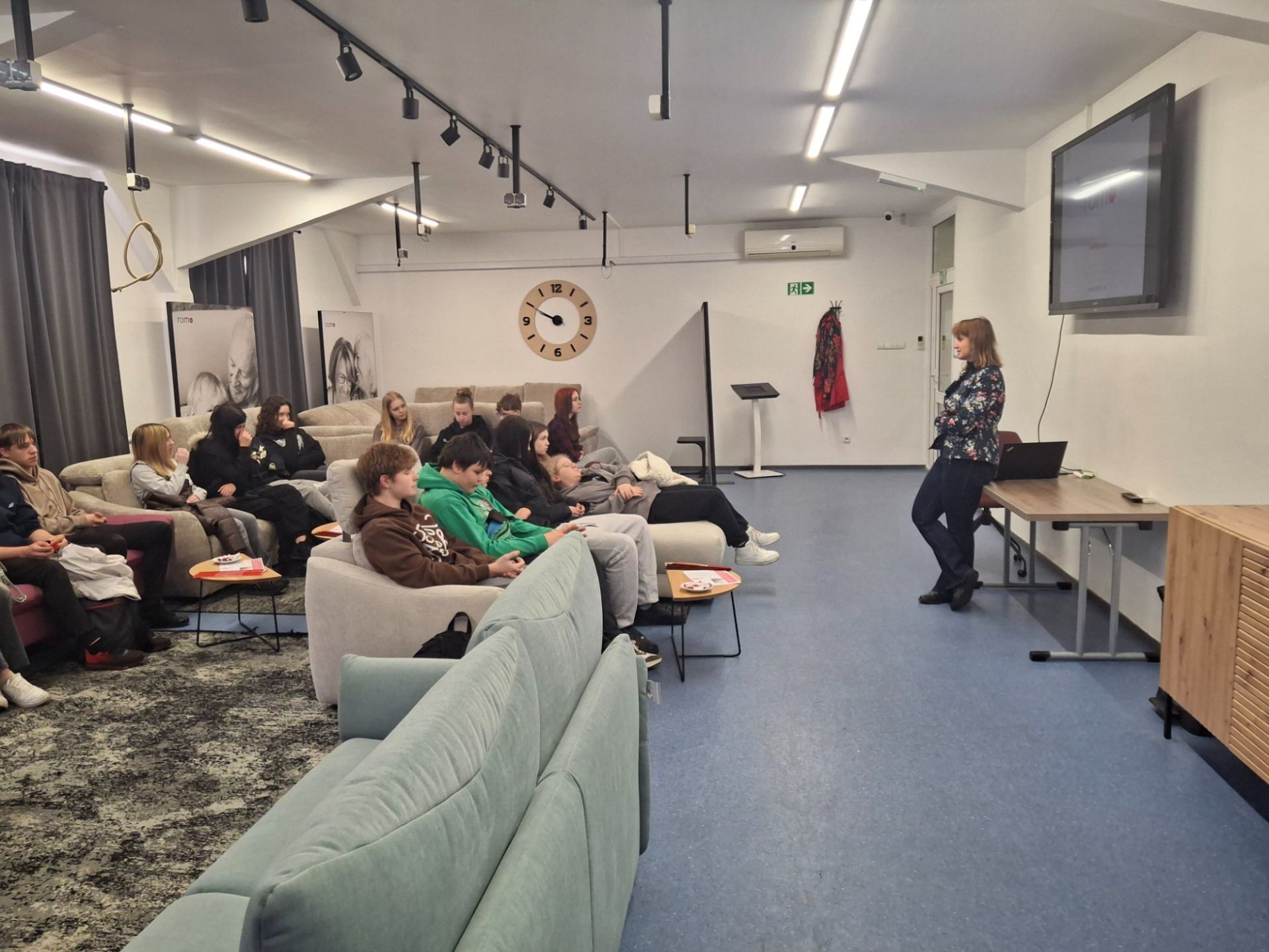 Uczniowie słuchający przedstawicielki firmy "ROM"